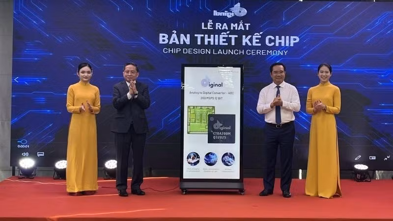 Chairman of the Ho Chi Minh City People’s Committee Nguyen Van Duoc and Chairman of CT Group Tran Kim Chung conducted the ADC chip design launch ceremony. (Photo: NDO)