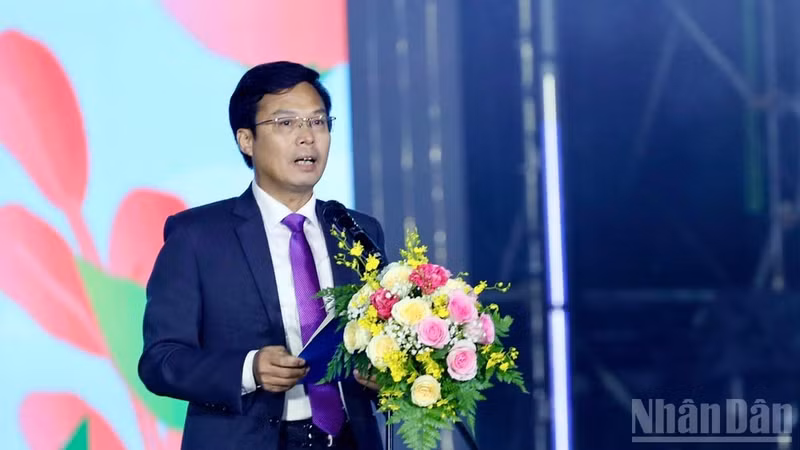 Dinh Van Tuan, Vice Chairman of the Lam Dong Provincial People’s Committee, speaks at the opening ceremony.