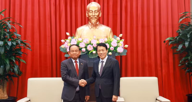 Politburo member and Minister of Public Security General Luong Tam Quang (R) welcomes Secretary of State at the Cambodian Ministry of Interior Santibindit Chan Ean in Hanoi on August 4. (Photo: VNA)