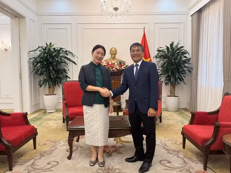Standing Deputy Minister of Foreign Affairs Nguyen Minh Vu receives Lu Xinning, Vice Chairwoman of the People’s Government of China’s Guangxi Zhuang Autonomous Region in Ha Noi on May 30. Photo: Ministry of Foreign Affairs.