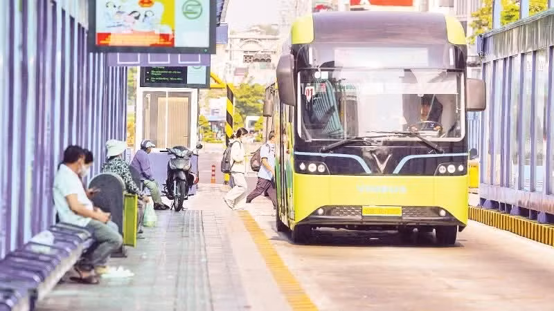 Ho Chi Minh City has set a specific roadmap to put environmentally friendly public transport into operation by 2030. (Photo: THE ANH)