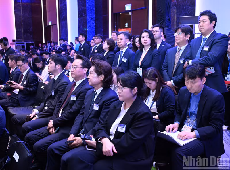 .Korean delegates attend the event.