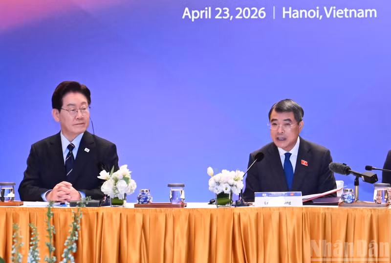 Prime Minister Le Minh Hung and President Lee Jae Myung attend a roundtable discussion with Vietnamese and Korean businesses.