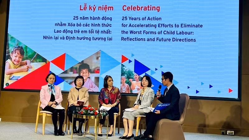 Delegates take part in a discussion at the ceremony marking 25 years since Viet Nam ratified ILO Convention No. 182.