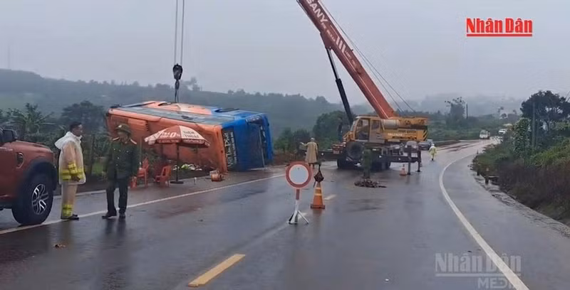 The scene of the vehicle rollover. (Photo: nhandan.vn)