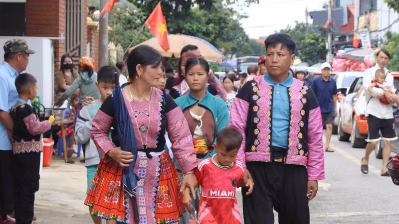 Numerous people from Son La Province and other localities gathered at Moc Chau National Tourism Area to take part in activities during the Moc Chau Cultural and Tourism Week. (Photo: nhandan.vn)