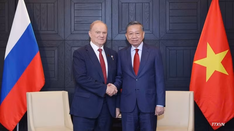 General Secretary of the Communist Party of Viet Nam Central Committee and President To Lam (R) and Chairman of the Communist Party of the Russian Federation Gennady Zyuganov at the meeting in Moscow on September 7 (Photo: VNA)