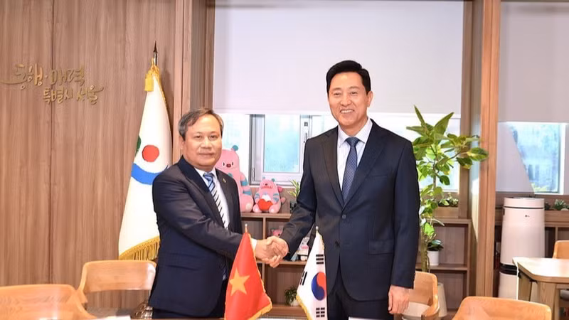 Deputy Secretary of the Ha Noi Party Committee and Chairman of the municipal People’s Committee Vu Dai Thang (L) meets with Mayor of Seoul Oh Se-hoon on September 7. (Photo: VNA)