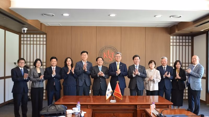 The Vietnamese delegation led by Deputy Prime Minister Ho Quoc Dung visits the Korea Institute of Science and Technology (KIST). (Photo: VNA)