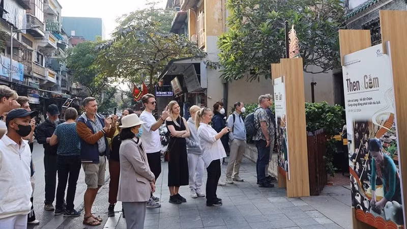 International visitors at a tourist attraction in Viet Nam. (Photo: Tourism Information Technology Centre)