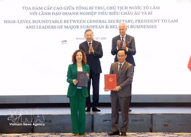 General Secretary of the Communist Party of Viet Nam Central Committee and President To Lam witnesses the exchange of cooperation agreements. (Photo: VNA)