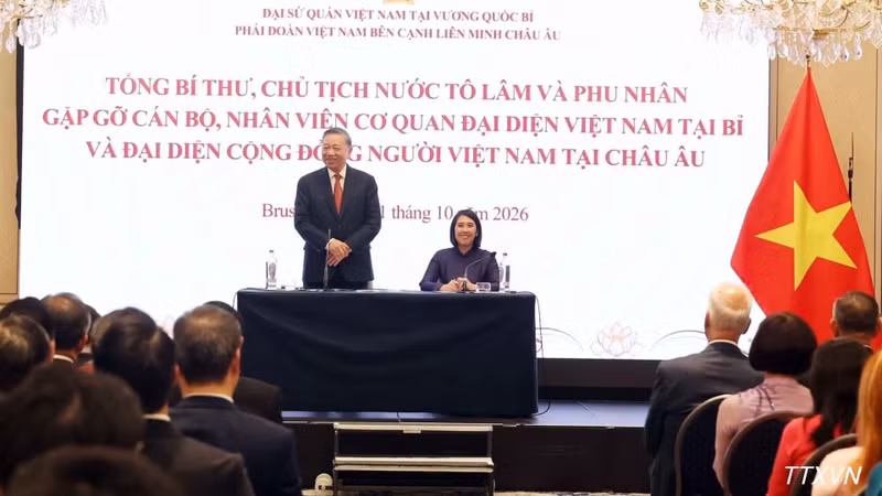 General Secretary of the Communist Party of Viet Nam Central Committee To Lam and his spouse Ngo Phuong Ly meet with representatives of the Vietnamese community in Europe. (Photo: VNA)