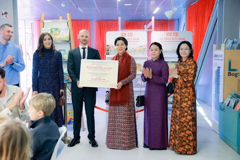 Ngo Phuong Ly, spouse of the Party General Secretary and State President To Lam, symbolically presents a “Viet Nam Bookshelf” to the BIBLIOTEKET Rentemestervej library. (Photo: VNA)