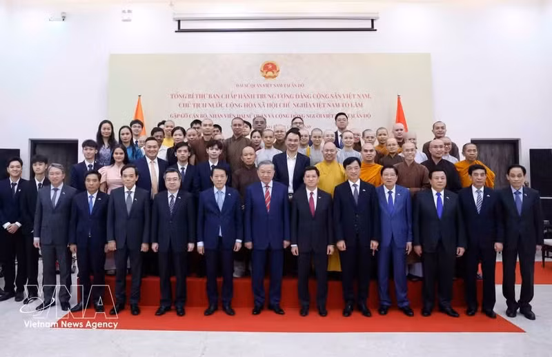 Party General Secretary and State President To Lam, officials, staff of the Vietnamese Embassy and representatives of the Vietnamese community in India in a group photo. (Photo: VNA)