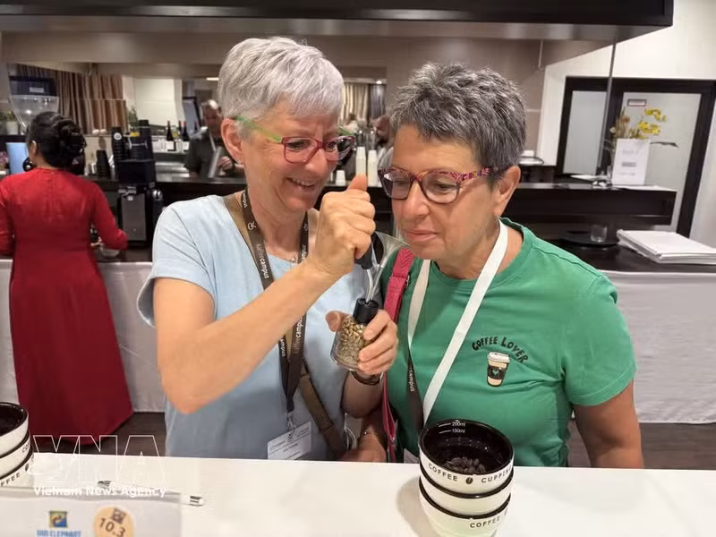 Visitors to the exhibition sample Vietnamese coffee at the Cupping Session. (Photo: VNA)