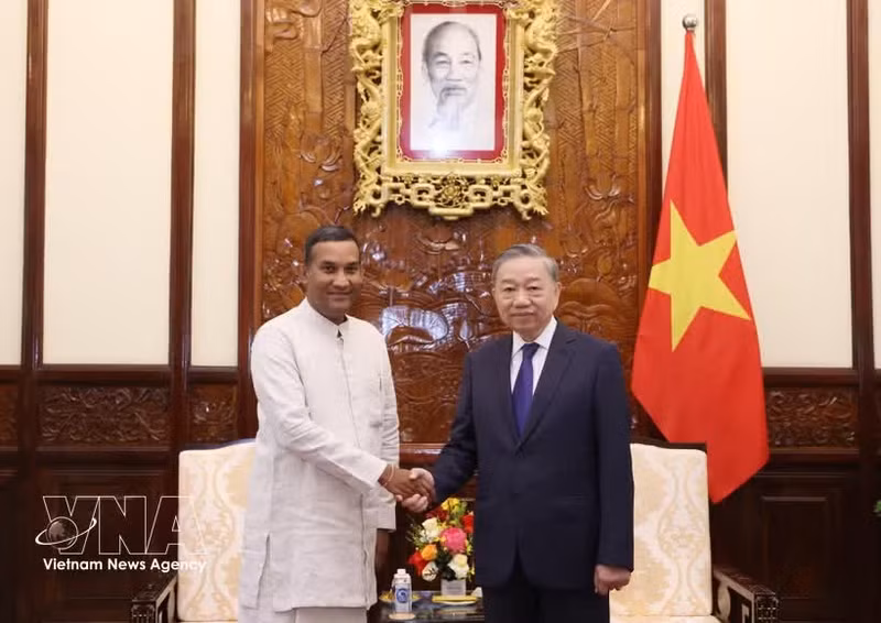General Secretary of the Communist Party of Viet Nam Central Committee and State President To Lam (R) receives Sri Lankan Ambassador to Viet Nam Poshitha Perera. (Photo: VNA)