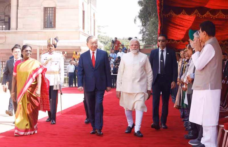 President Droupadi Murmu and Prime Minister Narendra Modi co-chair the solemn welcome ceremony for Party General Secretary and President To Lam on his state visit to the Republic of India. (Photo: VNA)