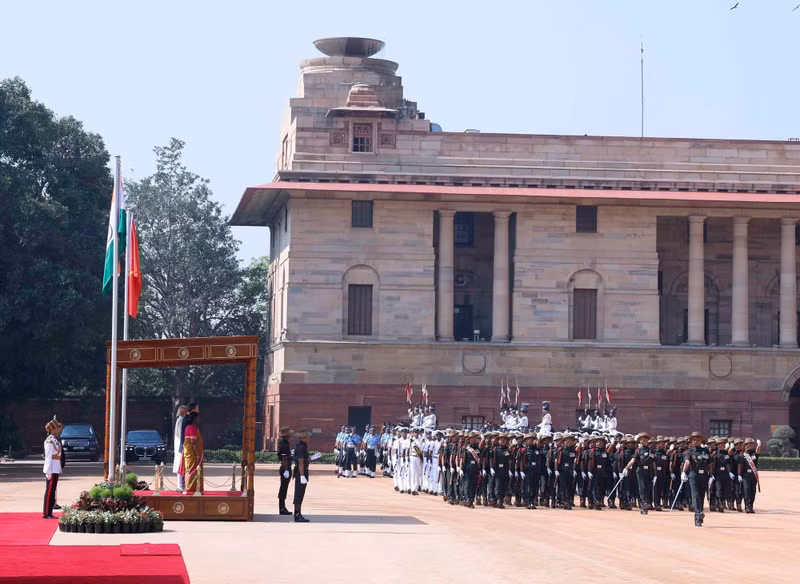 The welcome ceremony for Party General Secretary and President To Lam on his state visit to the Republic of India is solemnly held at the Presidential Palace in New Delhi. (Photo: VNA)