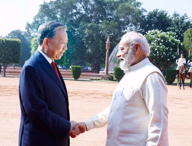 Indian Prime Minister Narendra Modi welcomes Party General Secretary and President To Lam. (Photo: VNA)