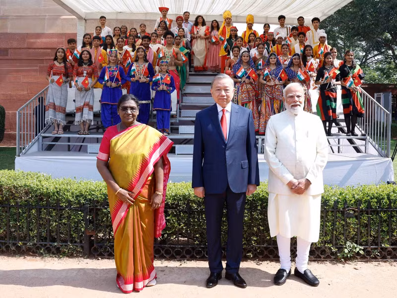 President Droupadi Murmu and Prime Minister Narendra Modi co-chair the solemn welcome ceremony for Party General Secretary and President To Lam on his state visit to the Republic of India. (Photo: VNA).avif