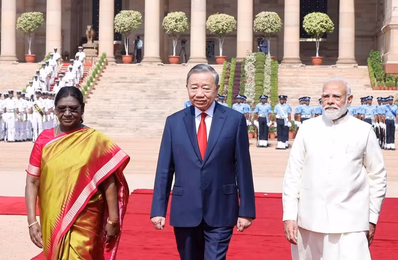President Droupadi Murmu and Prime Minister Narendra Modi co-chair the solemn welcome ceremony for Party General Secretary and President To Lam on his state visit to the Republic of India. (Photo: VNA)