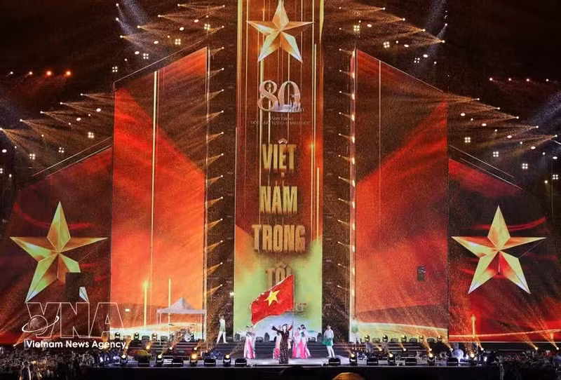 A performance at the grand concert themed “Viet Nam trong toi” (Vietnam in Me) is held last August, marking the opening of a series of activities celebrating the 80th anniversary of National Day. (Photo: VNA)