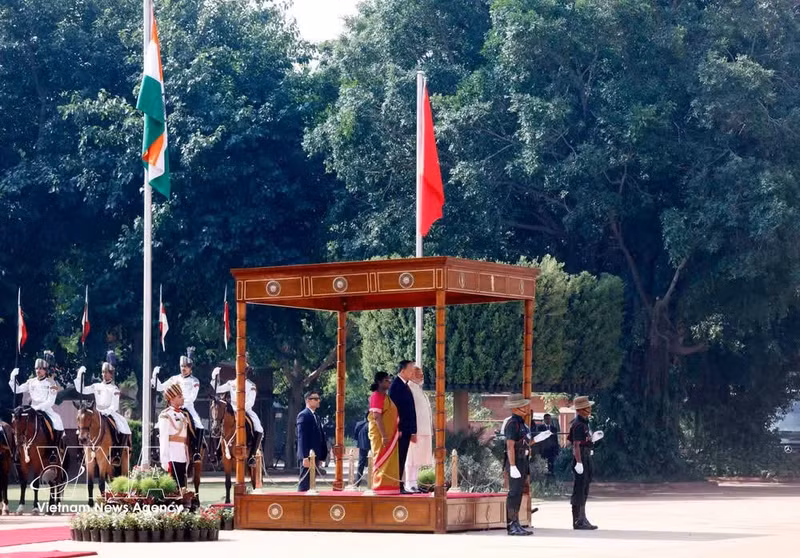 Party General Secretary and State President To Lam, President Droupadi Murmu and Prime Minister Narendra Modi stand on the honour podium. (Photo: VNA)