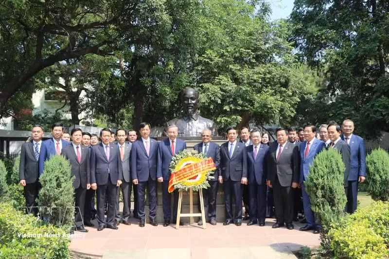 General Secretary of the Communist Party of Viet Nam Central Committee and State President To Lam and his entourage lay a wreath at the statue of President Ho Chi Minh in G20 Park in New Delhi on May 6 morning. (Photo: VNA)