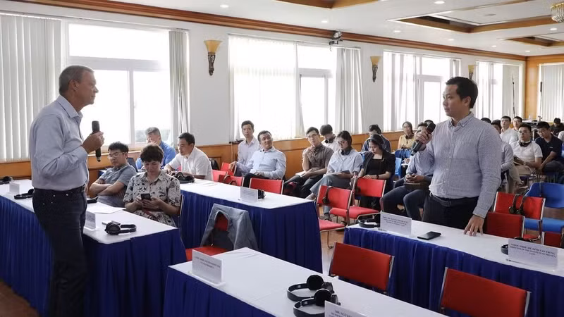 Prof Alexey Ustinov, Director of the Quantum Technology Laboratory at the National University of Science and Technology in Russia, and Honorary Director of the Institute for Quantum Technology at Viet Nam National University, Ha Noi, holds an academic exchange with scientists. (Photo: DIEP NGOC)