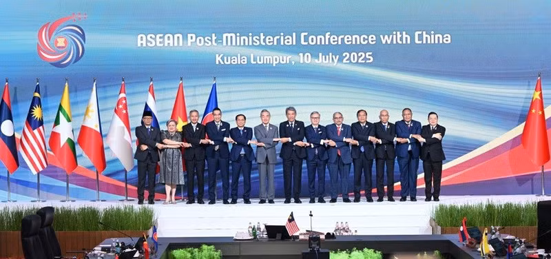 Delegates at the ASEAN+1 foreign ministers’ meetings with China pose for a group photo (Photo published by VNA)