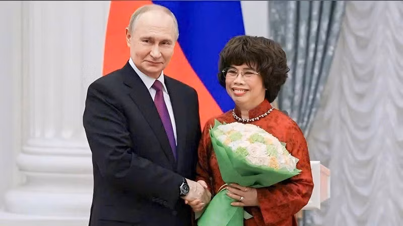 Russian President Vladimir Putin presents the Order of Friendship of the Russian Federation to Vietnamese Labour Heroine Thai Huong. (Photo: Kremlin)
