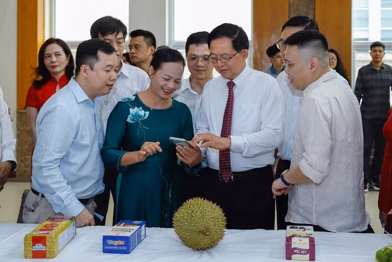 Deputy Prime Minister Ho Quoc Dung experiences the agricultural, forestry and fishery product traceability system on the sidelines of the event.