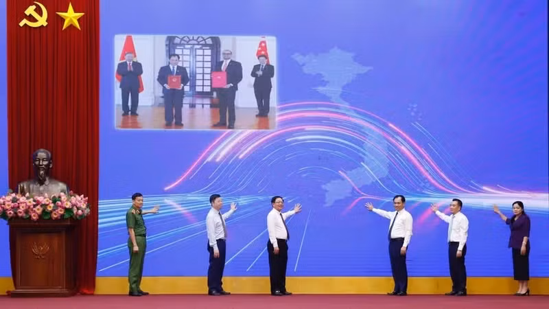 Delegates performed the button-pressing ceremony to officially operate the agricultural product traceability system, marking the system’s nationwide launch. (Photo: KHUONG TRUNG)
