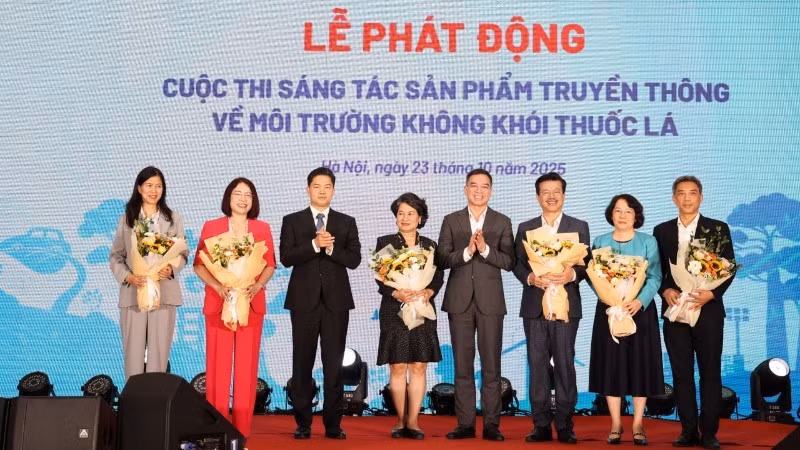 Judging panel and participants. (Photo: nhandan.vn)