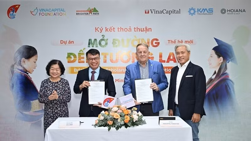 Representatives from the two organisations signed the agreement. (Photo: nhandan.vn)