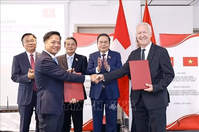 National Assembly Chairman Tran Thanh Man witnesses the signing ceremony of a memorandum of understanding on cooperation in developing the international financial centre between the Foreign Investment Agency under Vietnam’s Ministry of Finance and the Swiss Fintech Association. (Photo: VNA)