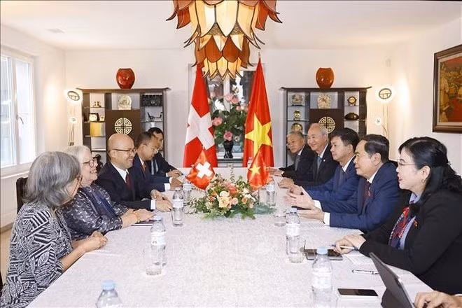 The working session between Chairman of the Vietnamese National Assembly Tran Thanh Man and President of the Switzerland–Viet Nam Friendship Association Anjuska Marija Weil in Geneva on July 28 (Photo: VNA)