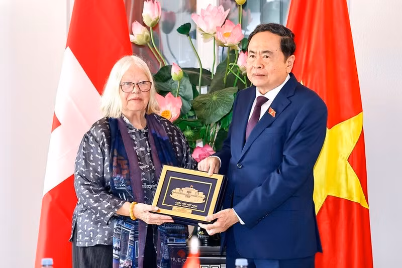Chairman of the Vietnamese National Assembly Tran Thanh Man (R) presents a gift to President of the Switzerland–Viet Nam Friendship Association Anjuska Marija Weil on July 28. (Photo: VNA)