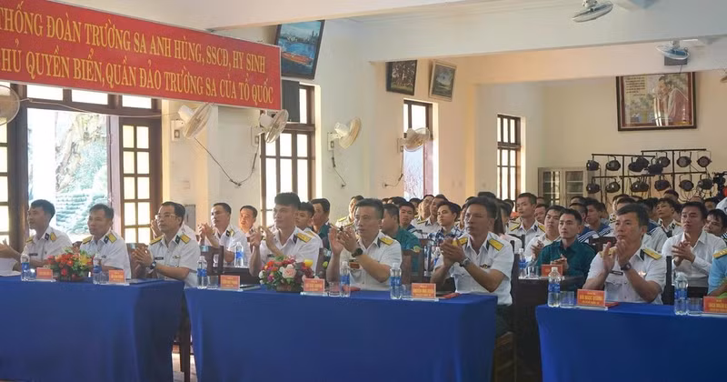 Officers, soldiers and residents on Truong Sa Island watch the live broadcast of the opening session of the 14th National Party Congress.