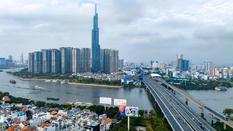 Entering the upper-middle-income group is evidence of Viet Nam’s successful development journey. (Illustrative photo: Thanh Dat)