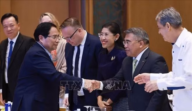 Prime Minister Pham Minh Chinh meets with delegates attending the ceremony (Photo: VNA)
