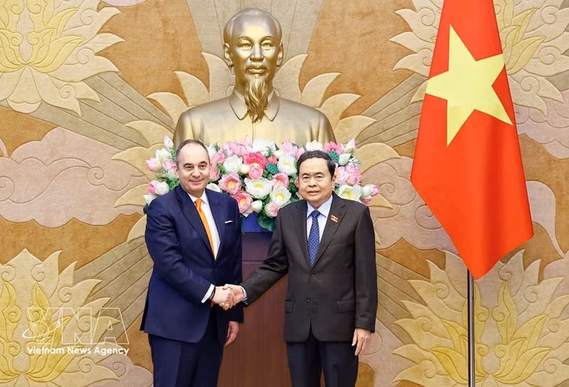 National Assembly Chairman Tran Thanh Man (right) receives First Vice President of the Hellenic Parliament Ioannis Plakiotakis in Ha Noi on March 2. (Photo: VNA)