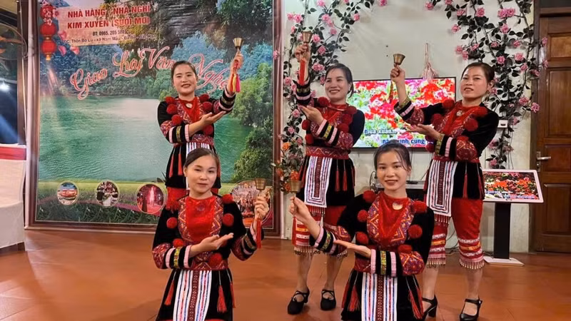 An art performance serves tourists at Suoi Mo homestay in Thai Nguyen.