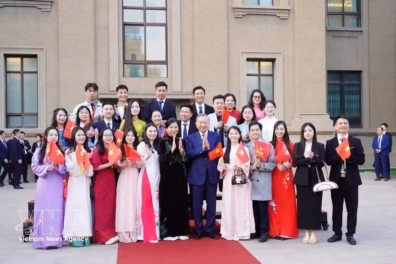 Vietnamese students in China pose for photo with Party General Secretary and State President To Lam and his spouse. (Photo: VNA)