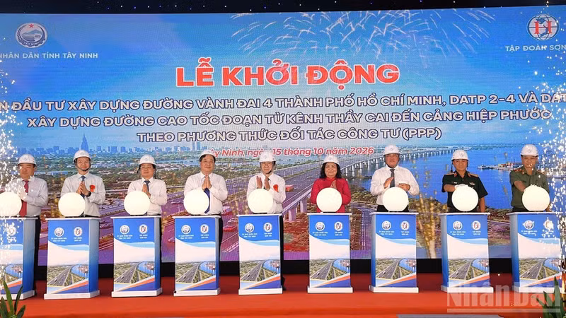 Central and Tay Ninh provincial leaders press the button to launch the two component projects of Ho Chi Minh City Ring Road 4. (Photo: THANH PHONG)