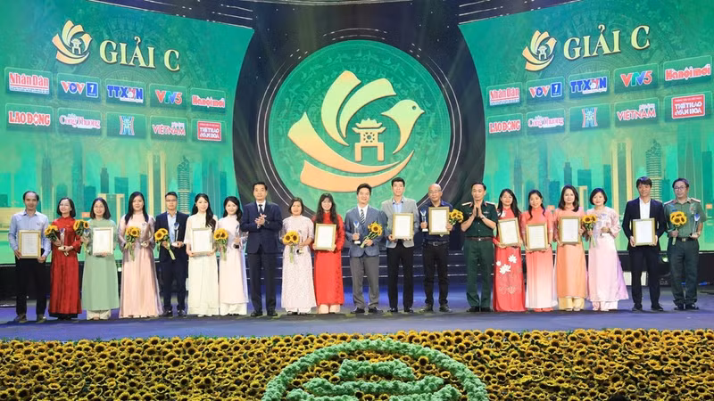 The organising committee honours authors of outstanding award-winning works. (Photo: Organising Committee)