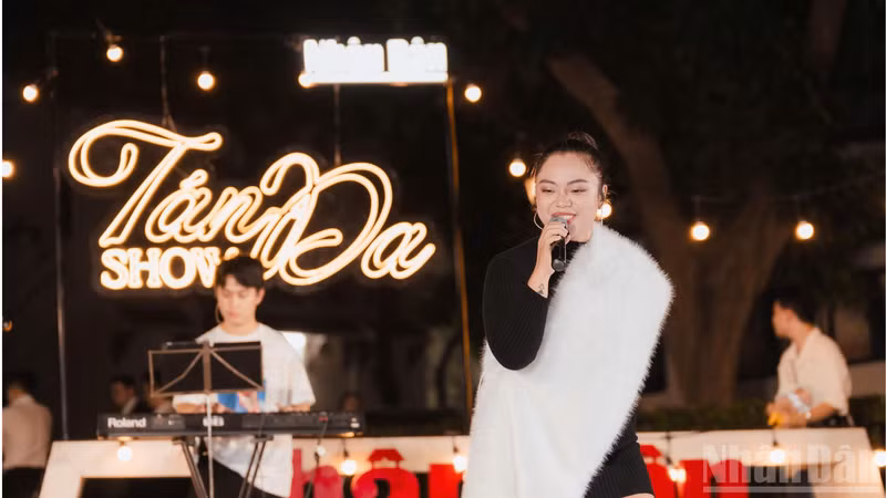 Young singer Thanh Hien, known by her stage name Bi Do and lead vocalist of The Magma, immerses herself in her performance at the “Tan Da” programme.