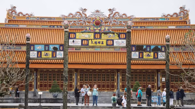 International visitors tour the Imperial City of Hue. (Photo: VNA)