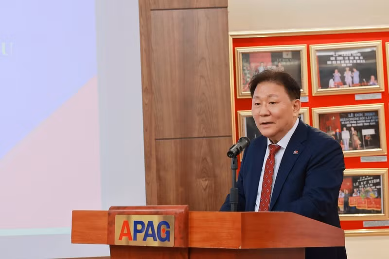Kim Jung In, Director of the GYBM programme, speaks at the ceremony.