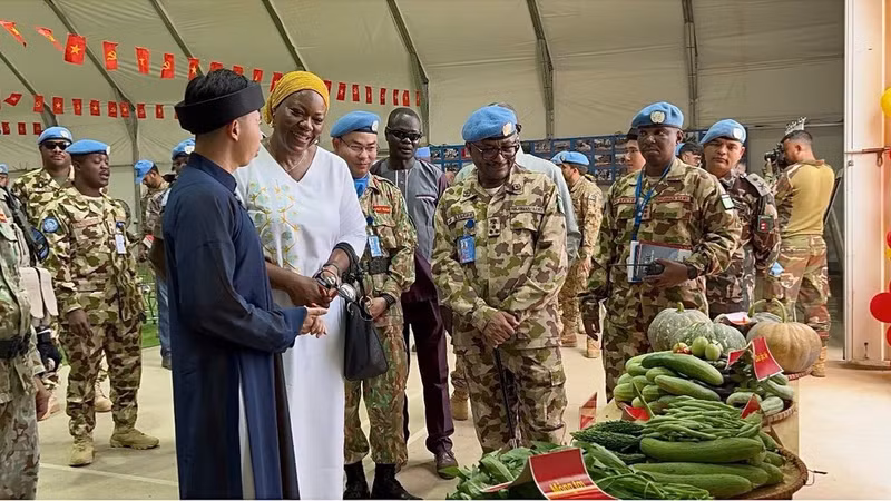Delegates visit the display of products grown by Viet Nam’s blue berets. (Photo: HAI YEN)